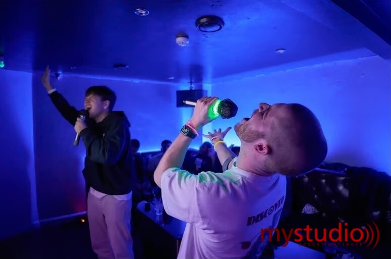 Buat Karaoke Room Pribadi untuk Merasakan 10 Manfaat Bernyanyi Ini